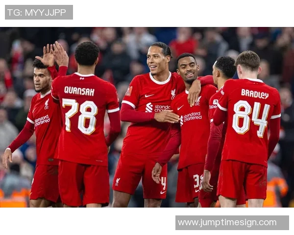 利物浦与诺维奇激情对决海报展现足球魅力与团队精神 利物浦与诺维奇激情对决海报展现足球魅力与团队精神